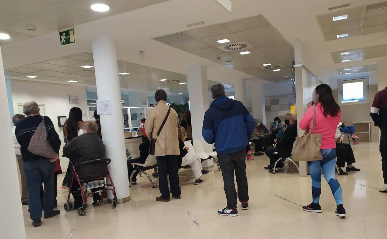 Pacientes esperan su turno en el centro de salud de Nou Moles, en Valencia.