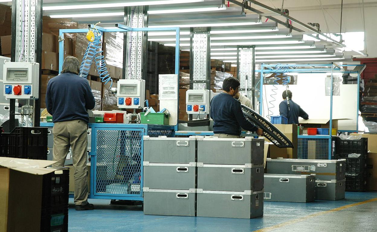 Trabajadores en un almacén. 