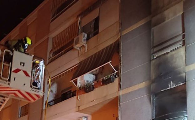 Imagen principal - El humo afectó a la vivienda y a parte de la fachada del edificio. 