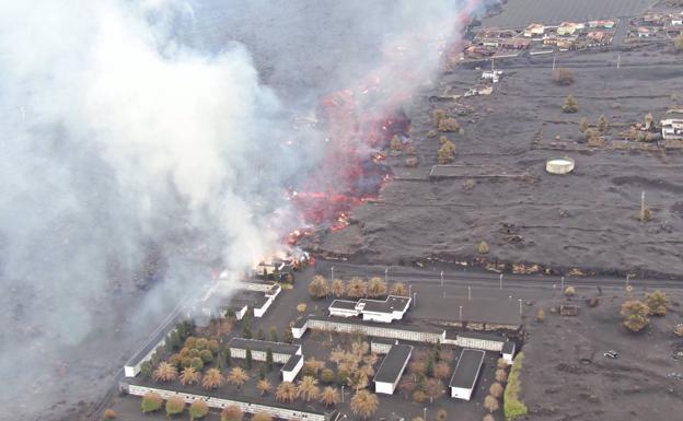 Ríos de lava comenzaron a engullir ayer las primeras filas de nichos del cementerio de Las Manchas.