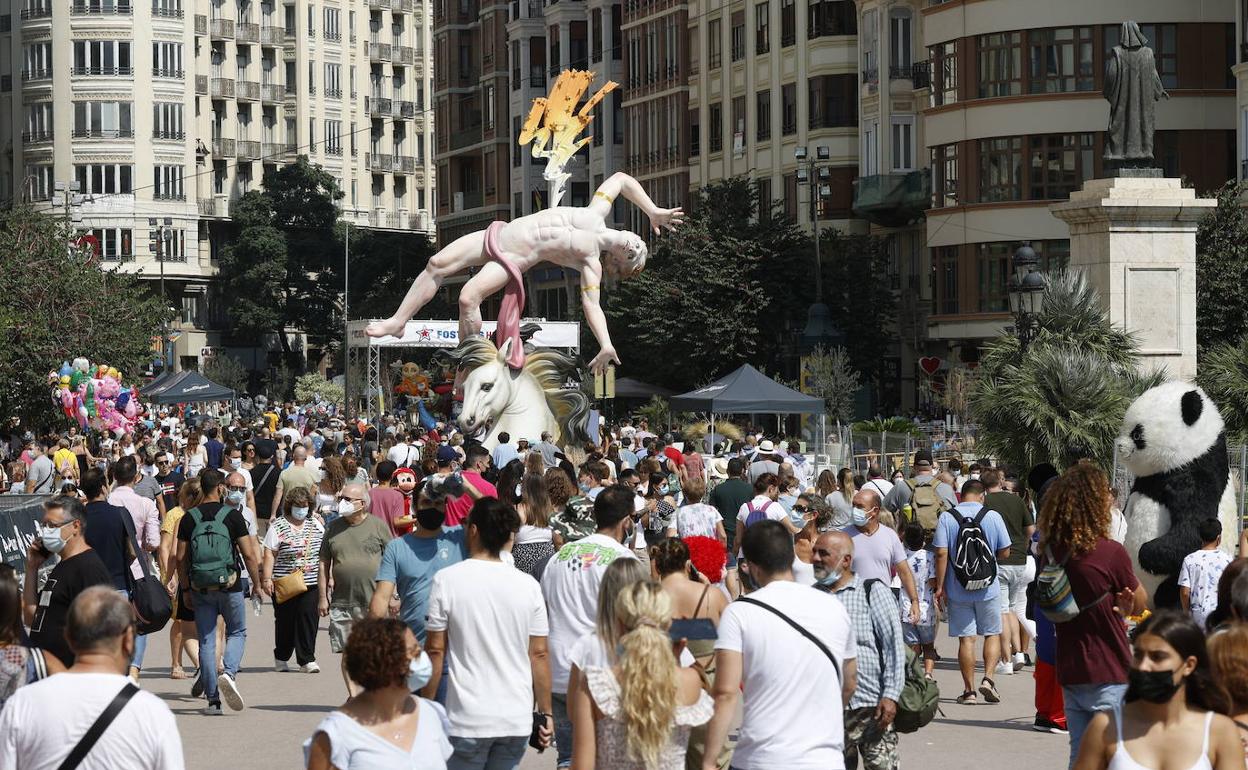 Obras en la Plaza de la Reina de Valencia | Las fallas afectadas por las obras de la Plaza de la Reina y Mercado Central piden saber dónde plantan antes de fin de año