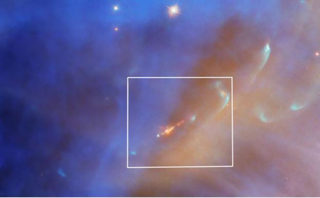 El telescopio Hubble detecta el chorro de una estrella recién formada en las brillantes profundidades de una nebulosa de reflexión