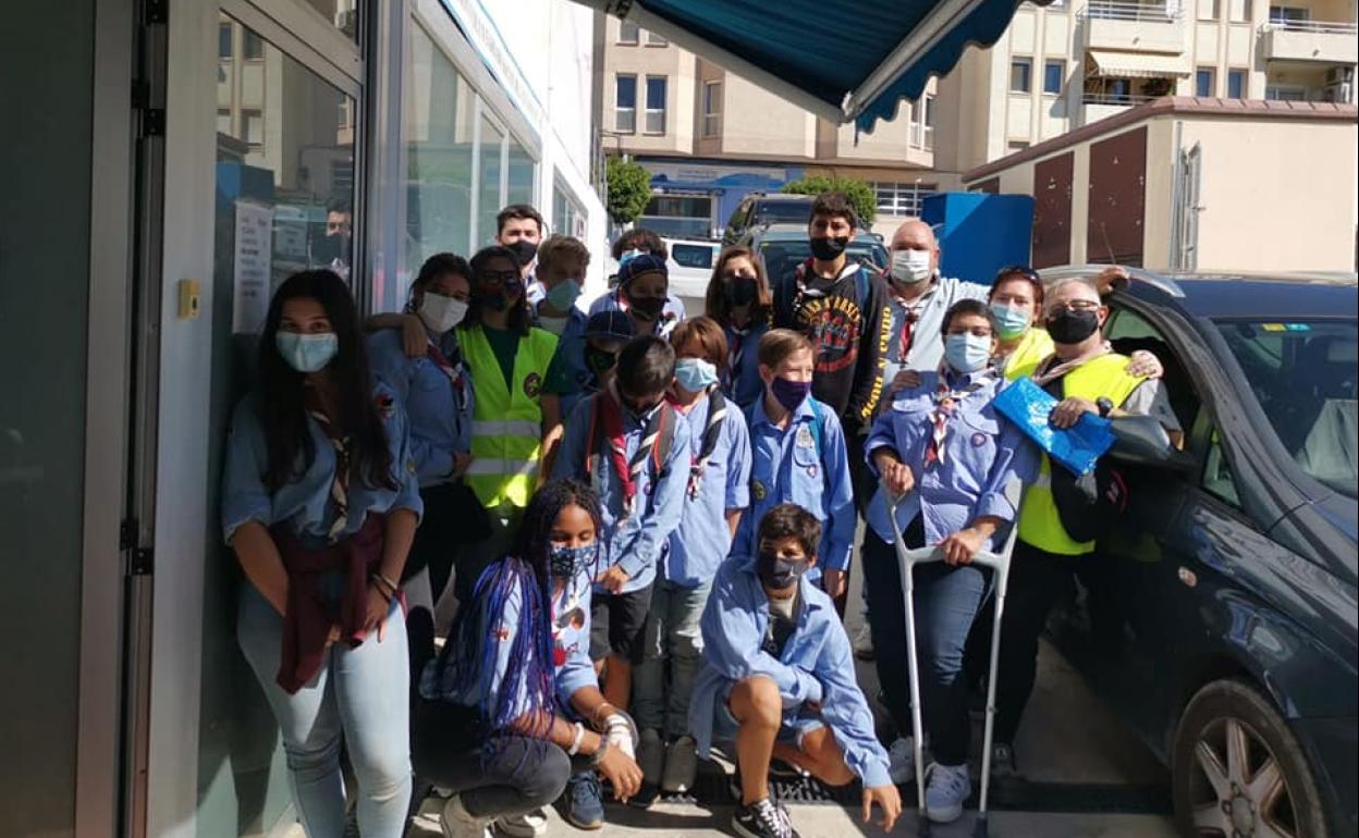 Un grupo de scouts de l'Alfàs en la sede del voluntariado social