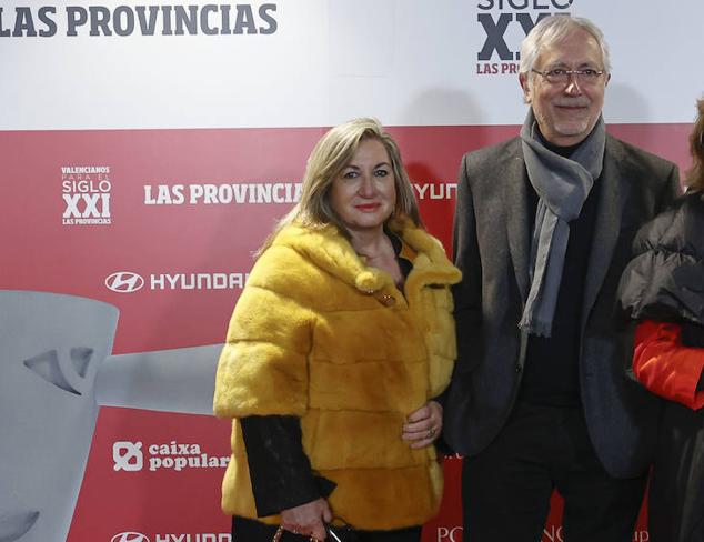 La galerista Sara Joudi con el pintor Horacio Silva.