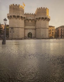 Imagen secundaria 2 - Errando muestra la plaza del Ayuntamiento, las torres de Serranos y el Mercado Colón inundados 