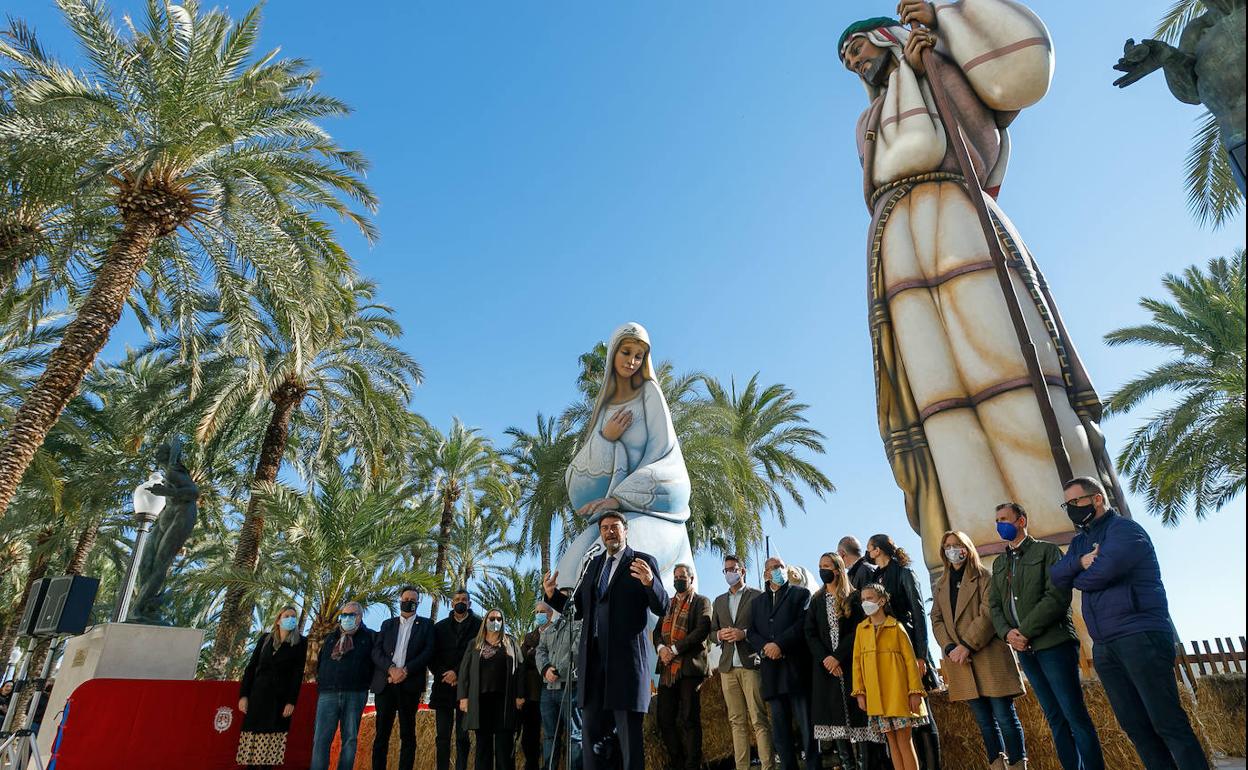 Imagen de las figuras gigantes del belén de Alicante con el puerto al fondo. 