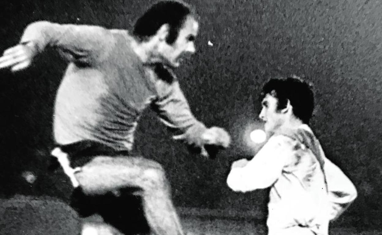 Momento del primer encuentro disputado en Vallehermoso, donde Antón despeja la pelota en un partido ganado por el Valencia por 0-1.