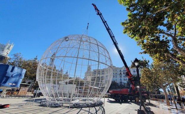 Plantan una bola de 15 metros de altura en lugar del árbol navideño en Valencia