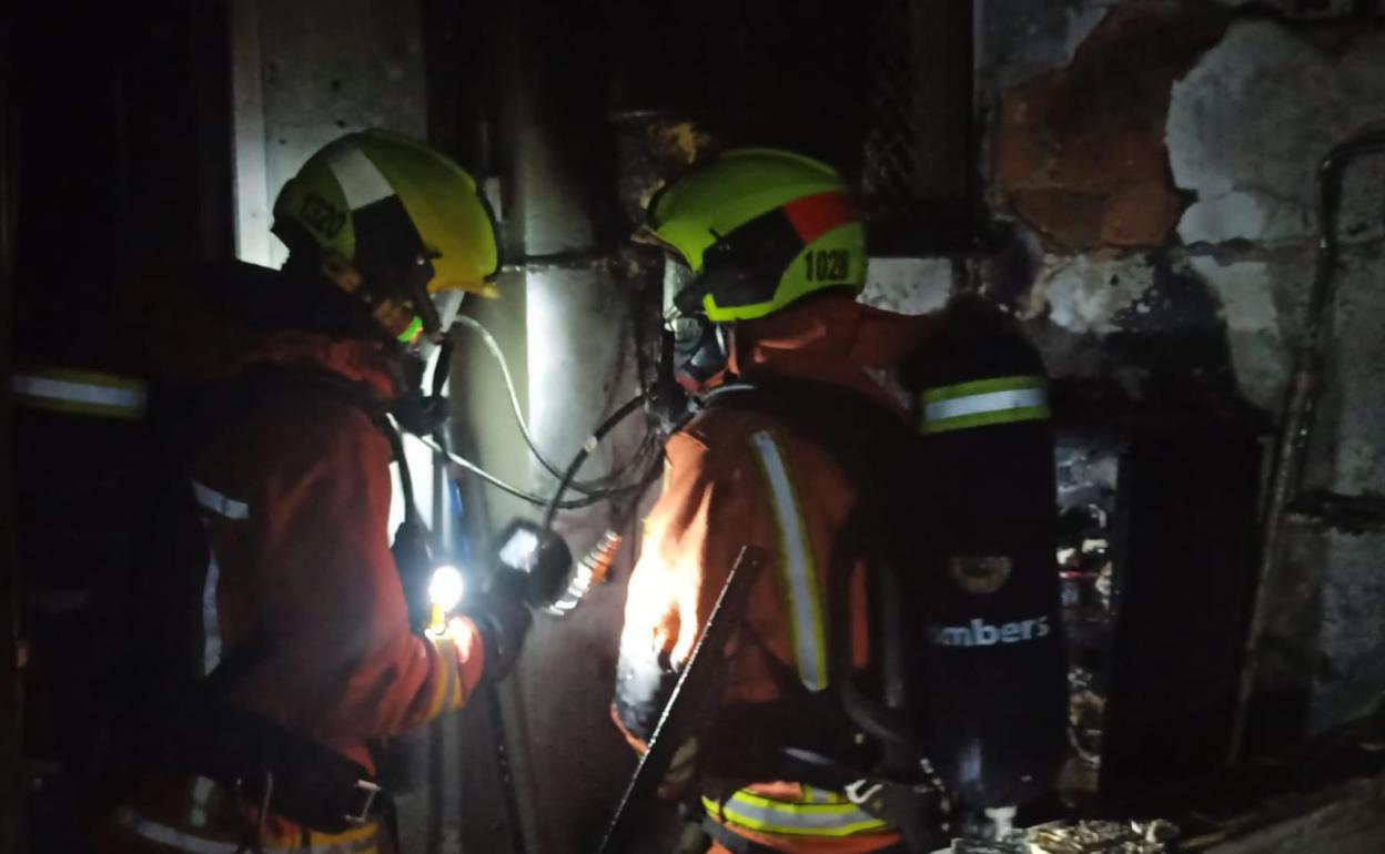 Un grupo de bomberos durante una actuación. 