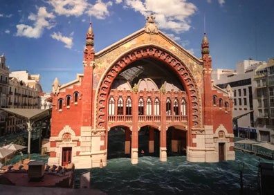 Imagen secundaria 1 - Errando muestra la plaza del Ayuntamiento, las torres de Serranos y el Mercado Colón inundados 