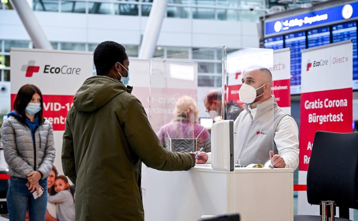 Un pasajero recibe información en el aeropuerto de Duesseldorf. 