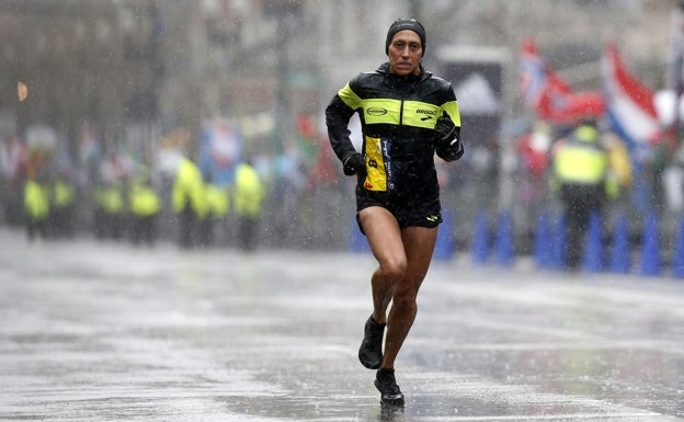 Mujer lleva un gorro durante el maratón de Boston. 