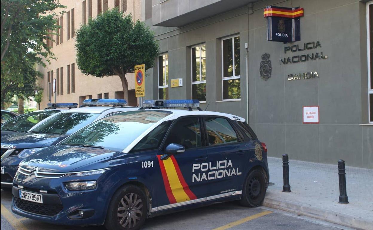 Vehículos de Policía Nacional, estacionados ante la Comisaria de Gandia. 