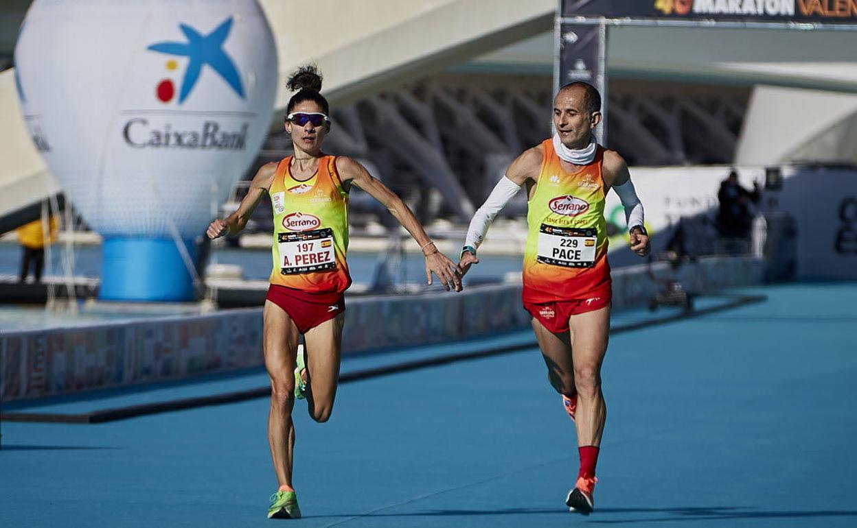 Atletas españoles en la meta del Maratón de Valencia. 