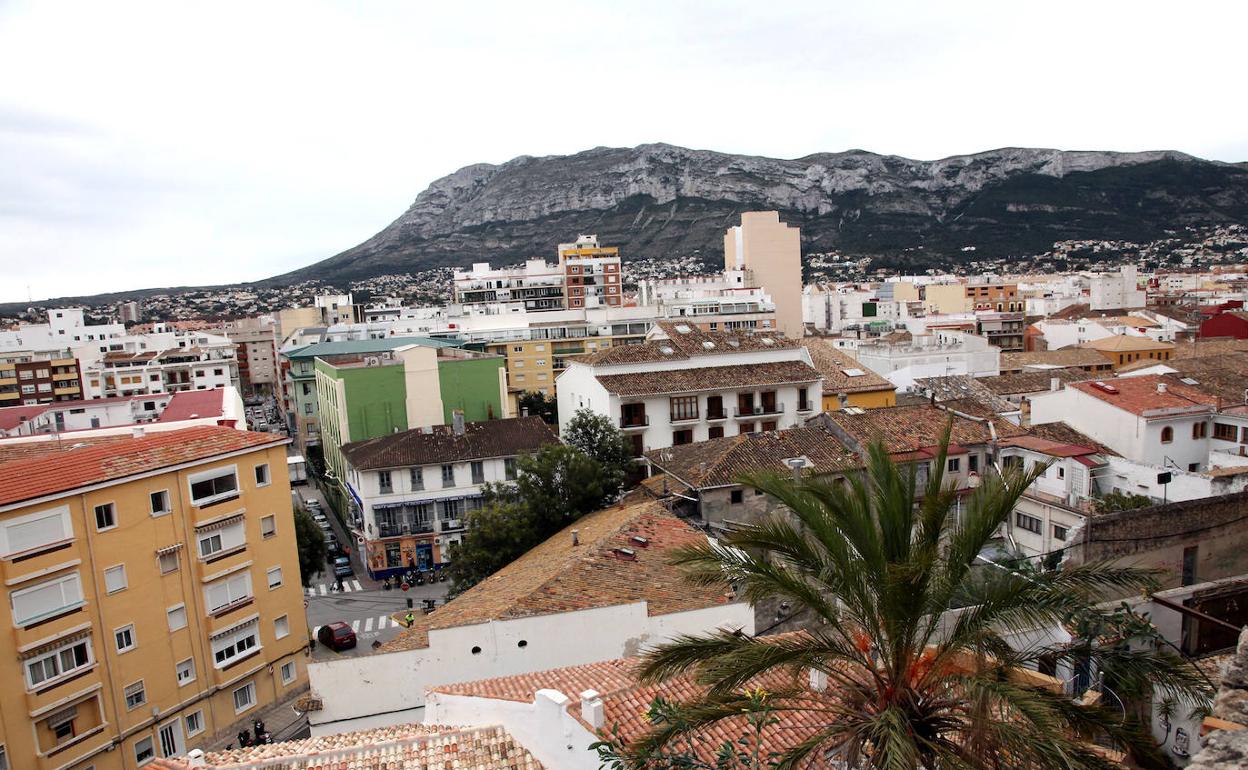 Vista panorámica de Dénia con el Montgó al fondo. 