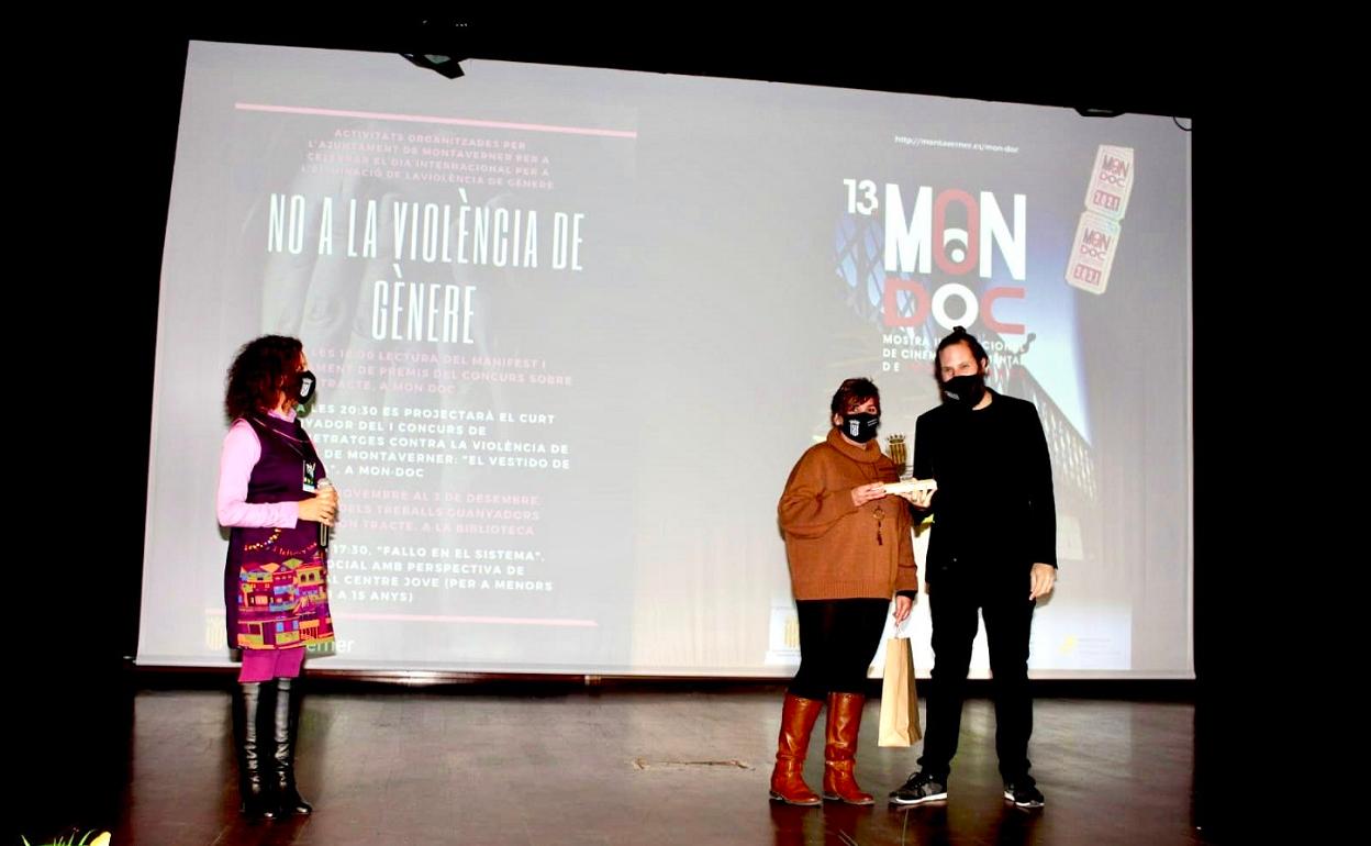 La concejala de Igualdad entregó ayer el premio al mejor corto del I Concurso contra la violencia de género. 