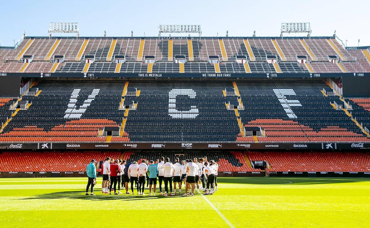 Jugadores del Valencia, durante la sesión de entrenamiento previa al partido frente al Rayo Vallecano. 