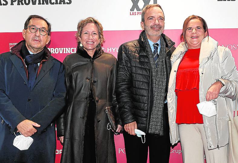 Los columnistas Miquel Nadal, Nuria Romeral y Cristina Grau junto al delegado de La Vanguardia en la Comunitat, Salva Enguix.