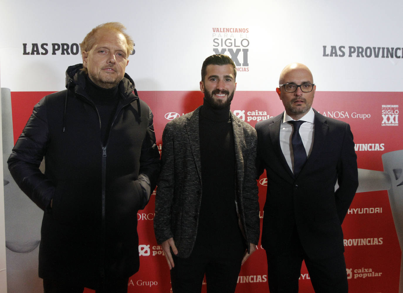 El futbolista y capitán del Valencia, José Luis Gayà, en el centro de la imagen, junto a su representante, Alberto Toldrá (izquierda), y el jefe de Información de LAS PROVINCIAS, Héctor Esteban (derecha).