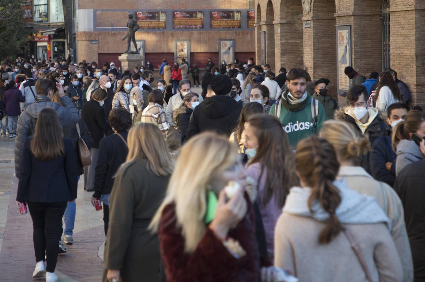 Fotos: Los valencianos hacen cola para vacunarse sin cita previa