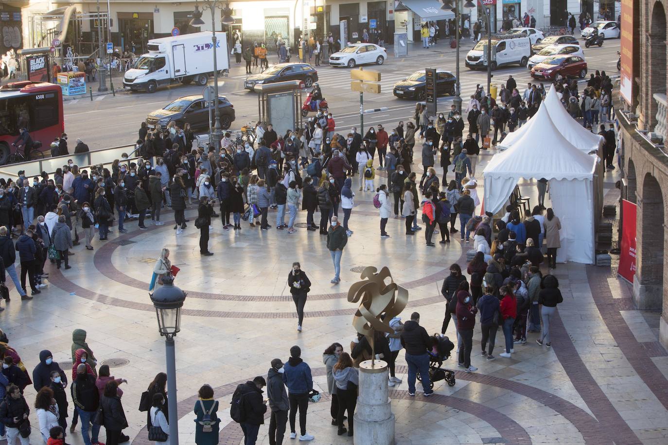 Fotos: Los valencianos hacen cola para vacunarse sin cita previa