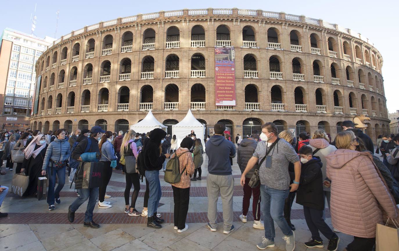 Fotos: Los valencianos hacen cola para vacunarse sin cita previa