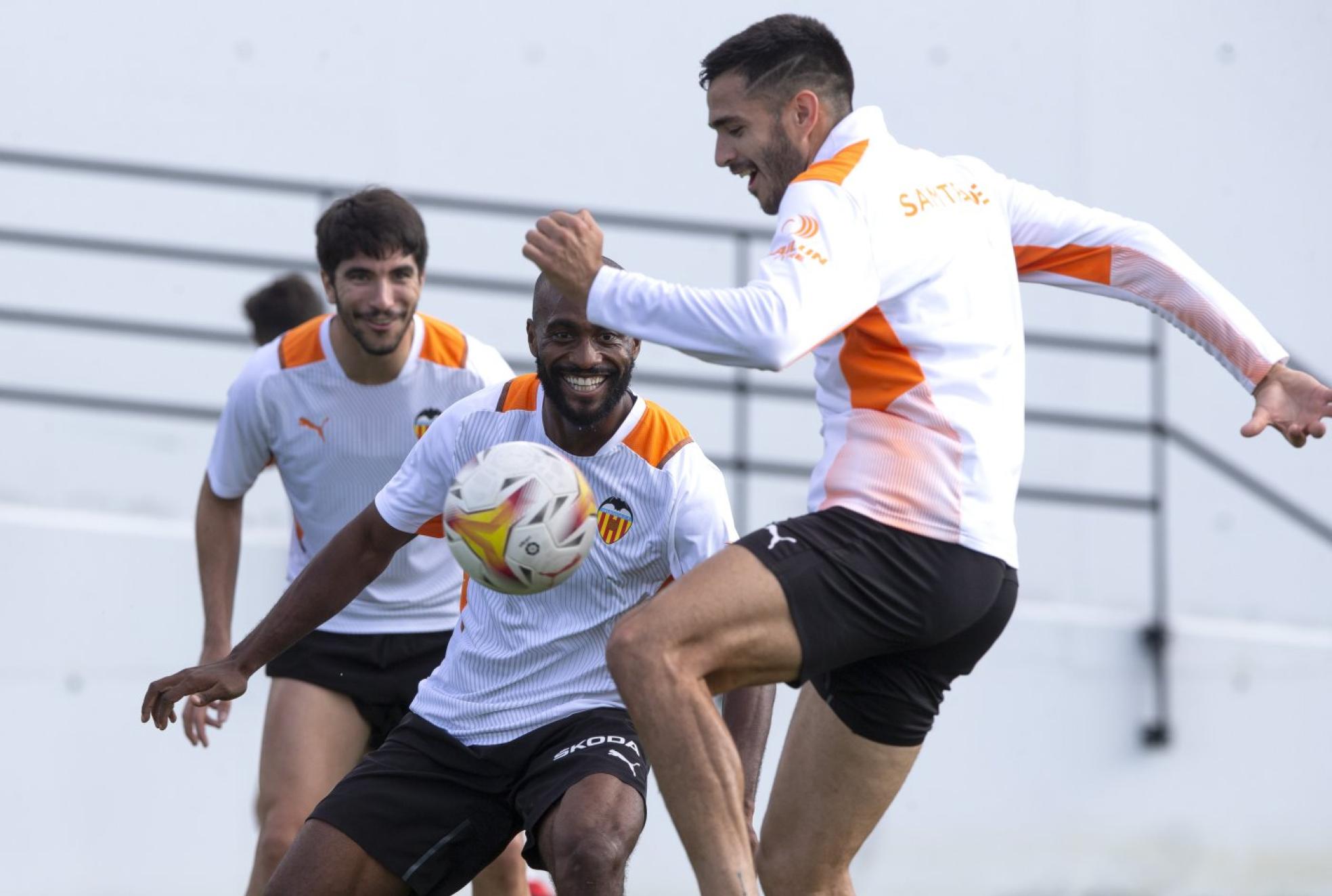 Valencia CF Carlos Soler y Gayà, los rayos de esperanza en el Valencia CF Carlos Soler y Gayà, los rayos de esperanza en el