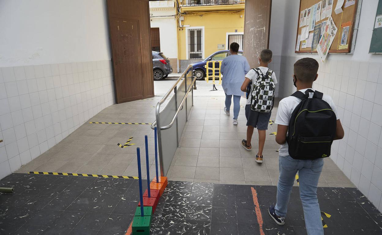 Acceso de un colegio valenciano, diferenciado de la salida debido al protocolo contra el covid. 