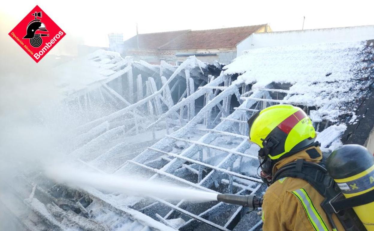 La cubierta del almacén quedó completamente destrozada por el fuego. 