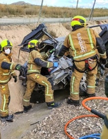 Imagen secundaria 2 - Así ha sido el rescate de la conductora tras el accidente en Monforte del Cid. 