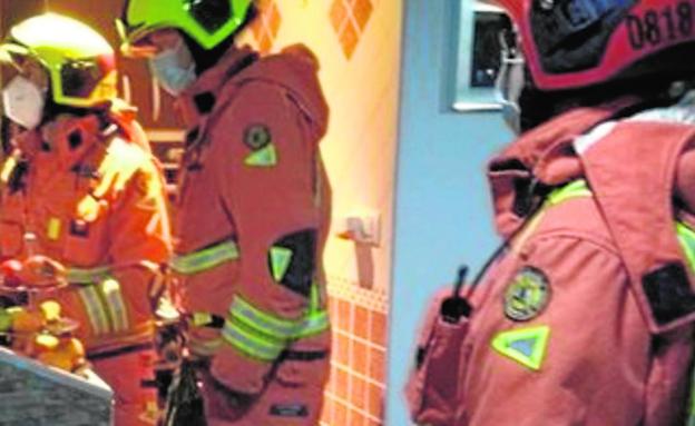 Bomberos entran en la vivienda de Catarroja.. 