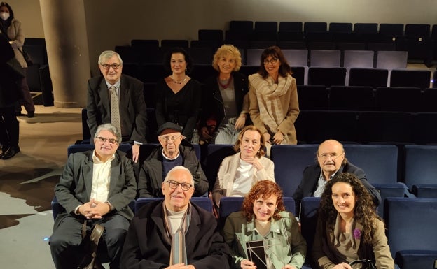 Organizadores de los premios y los galardonados en el teatro Rialto. 