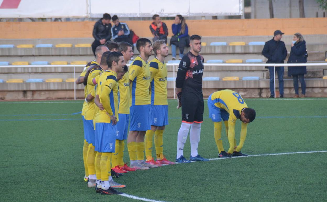 Jugadores del Dénia en el círculo central del campo. 