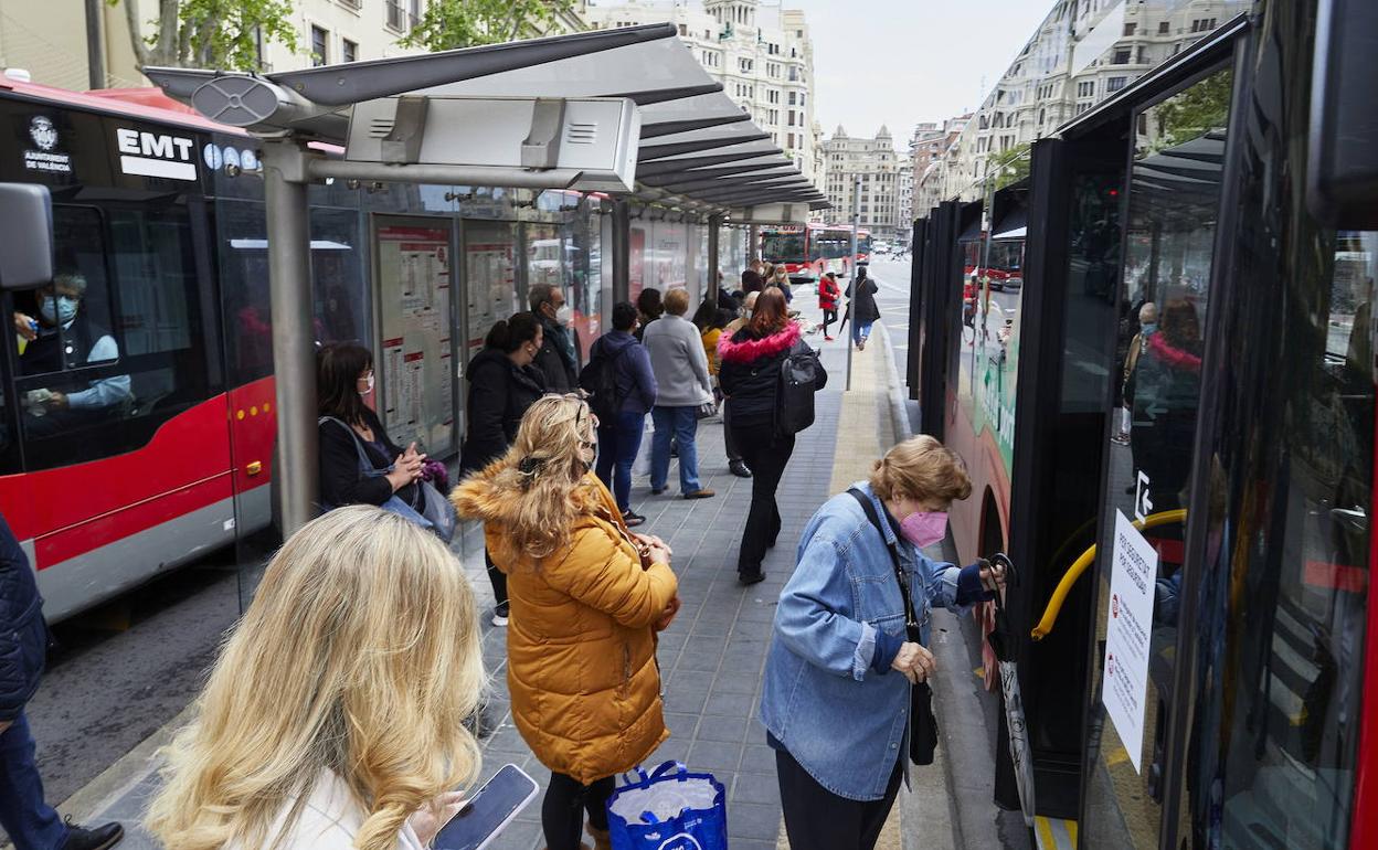 Usuarios de la EMT, en una de las nuevas paradas instaladas en Valencia. 