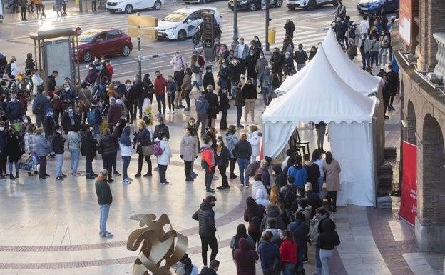 Sanidad vacuna a 1.719 personas en los puntos móviles y estudia ampliarlos