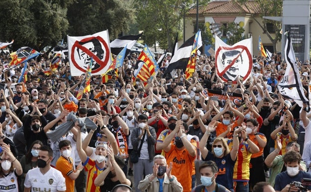 La afición del Valencia aplaudiendo a las puertas de Mestalla. 