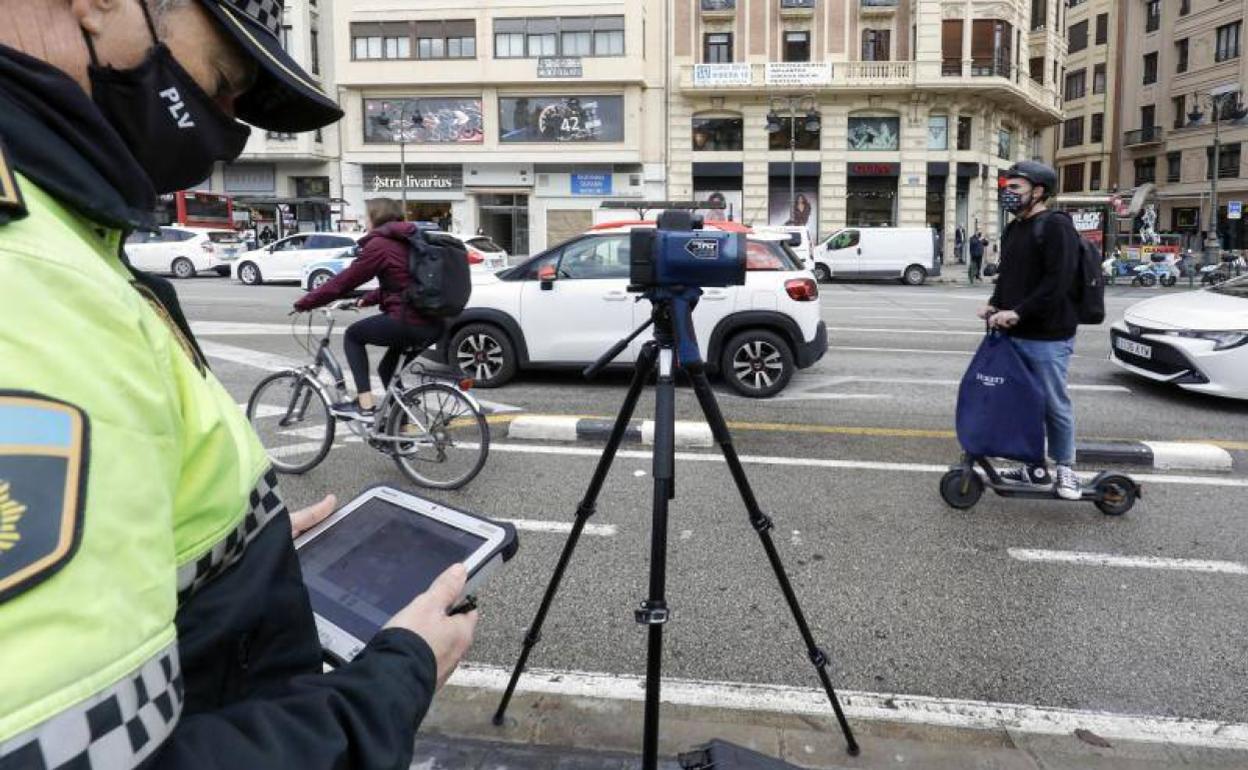 Multas a patinetes en Valencia | La Policía Local de Valencia pone en media hora 18 multas a bicis y a tres patinetes