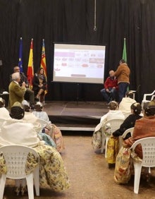 Imagen secundaria 2 - Posado de las falleras mayores de Valencia y sus cortes; encendido de un engraellat y una charla. 