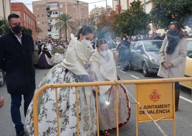 Imagen secundaria 1 - Posado de las falleras mayores de Valencia y sus cortes; encendido de un engraellat y una charla. 