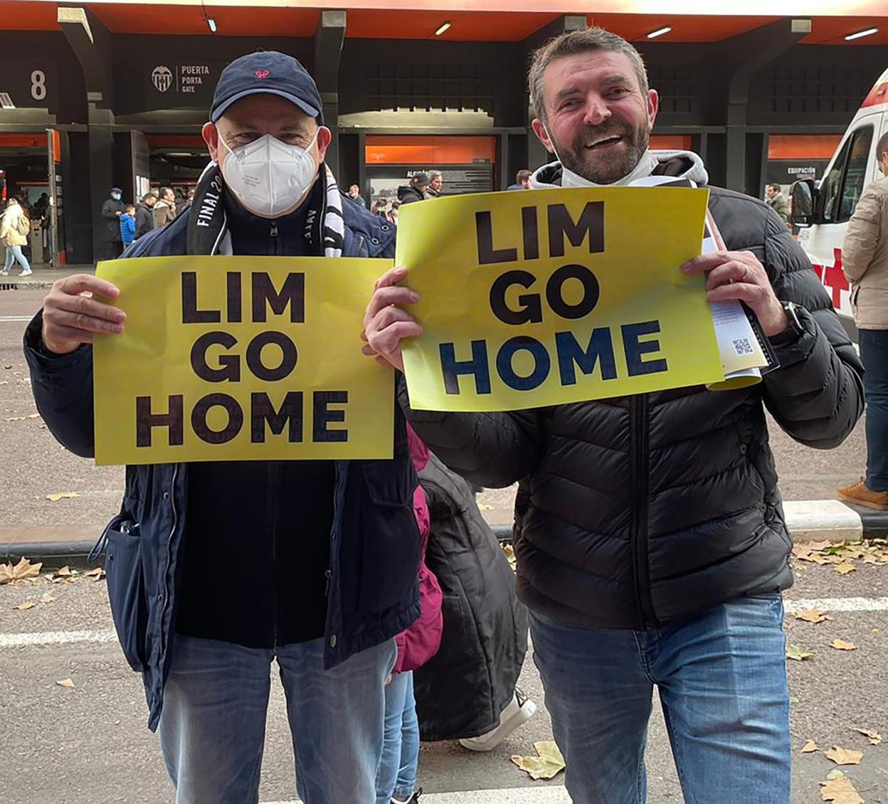 20.000 cartulinas.
Dos aficionados muestran
los carteles amarillos repartidos
este sábado en Mestalla. lp