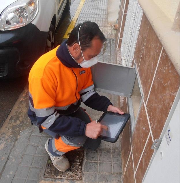 Operario realizando operaciones sobre terreno