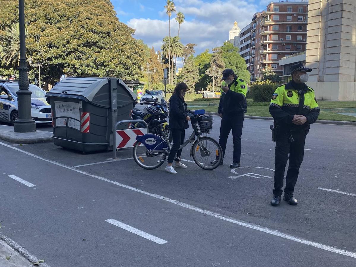 La Policía Local comienza una campaña para sancionar con multas de entre 60 y 1.000 euros a conductores de bicis y patinetes en Valencia