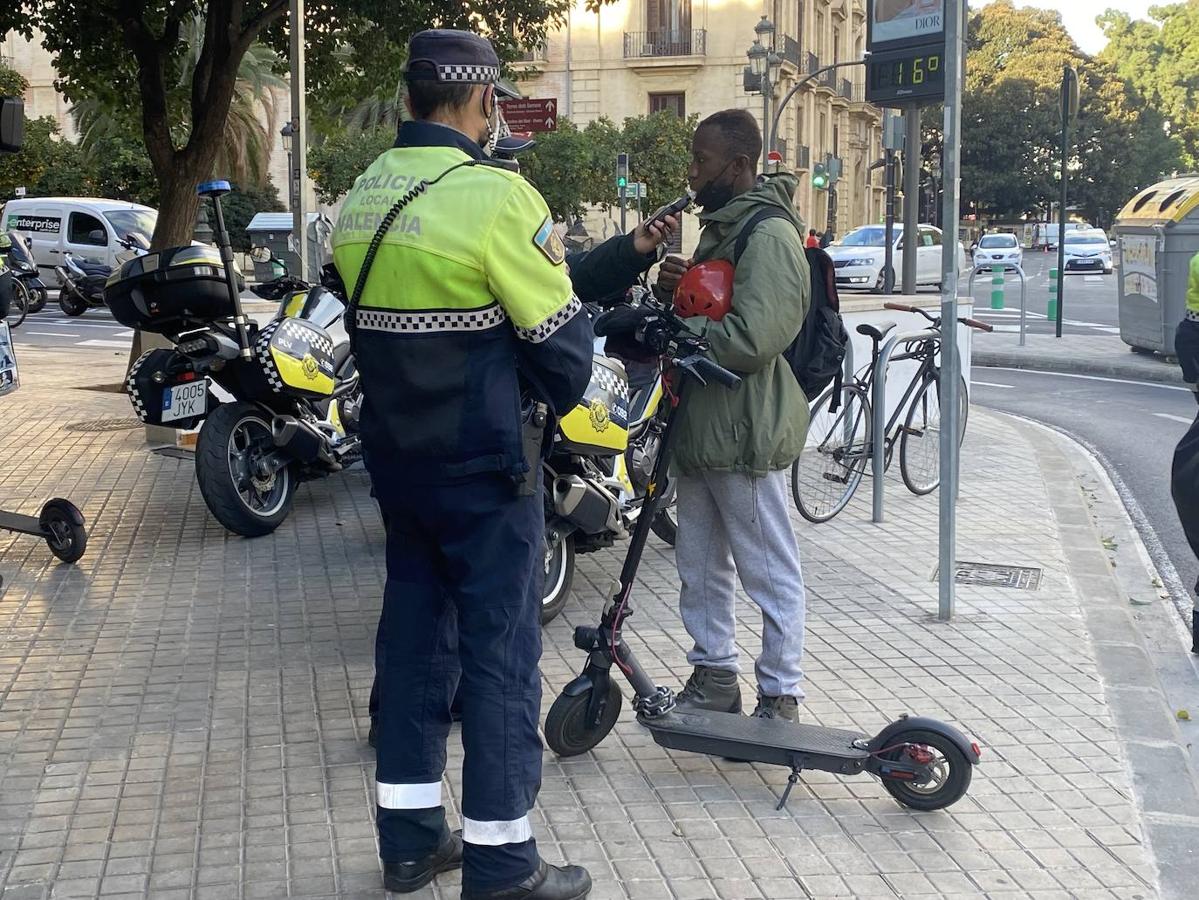 La Policía Local comienza una campaña para sancionar con multas de entre 60 y 1.000 euros a conductores de bicis y patinetes en Valencia