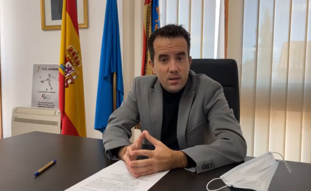 El alcalde durante la comparecencia a través de redes sociales. 