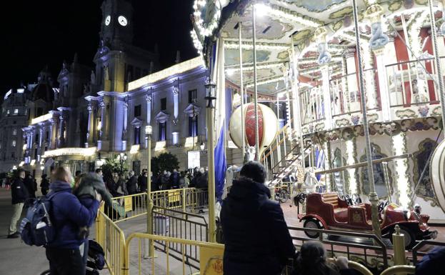 La nueva ubicación del carrusel de Navidad de la plaza del Ayuntamiento