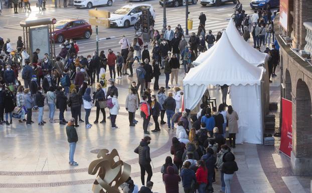 Colas para vacunarse en Valencia, el pasado viernes. 