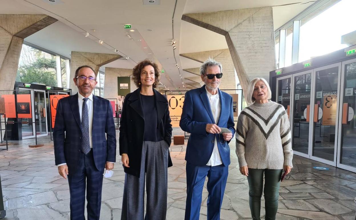 El artista Miquel Navarro (tercero por la izquierdo) junto al embajador de España en la Unesco, Andrés Perelló, y representantes del organismo, hoy en París. 