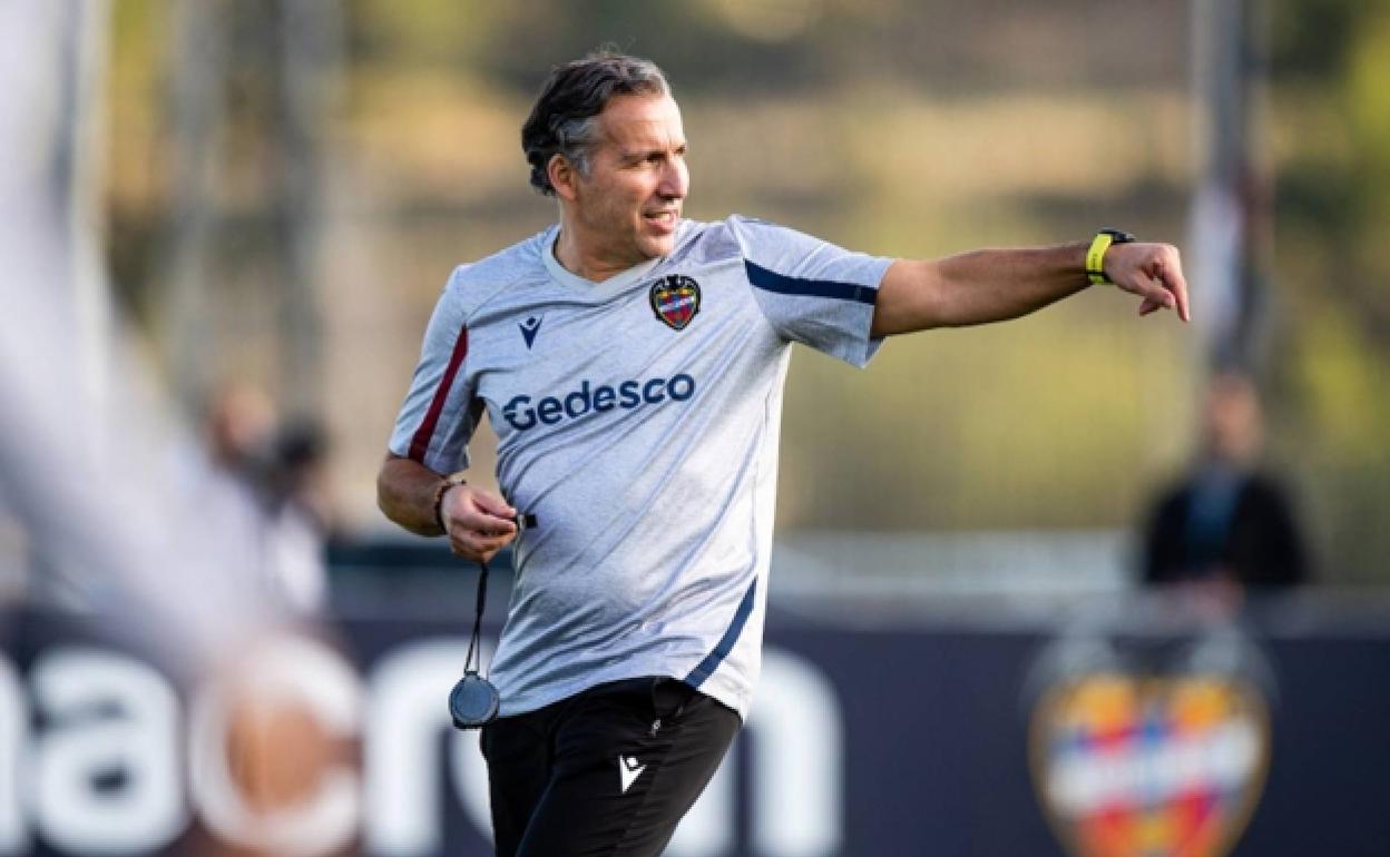Javier Pereira, durante uno de sus últimos entrenamientos como entrenador granota