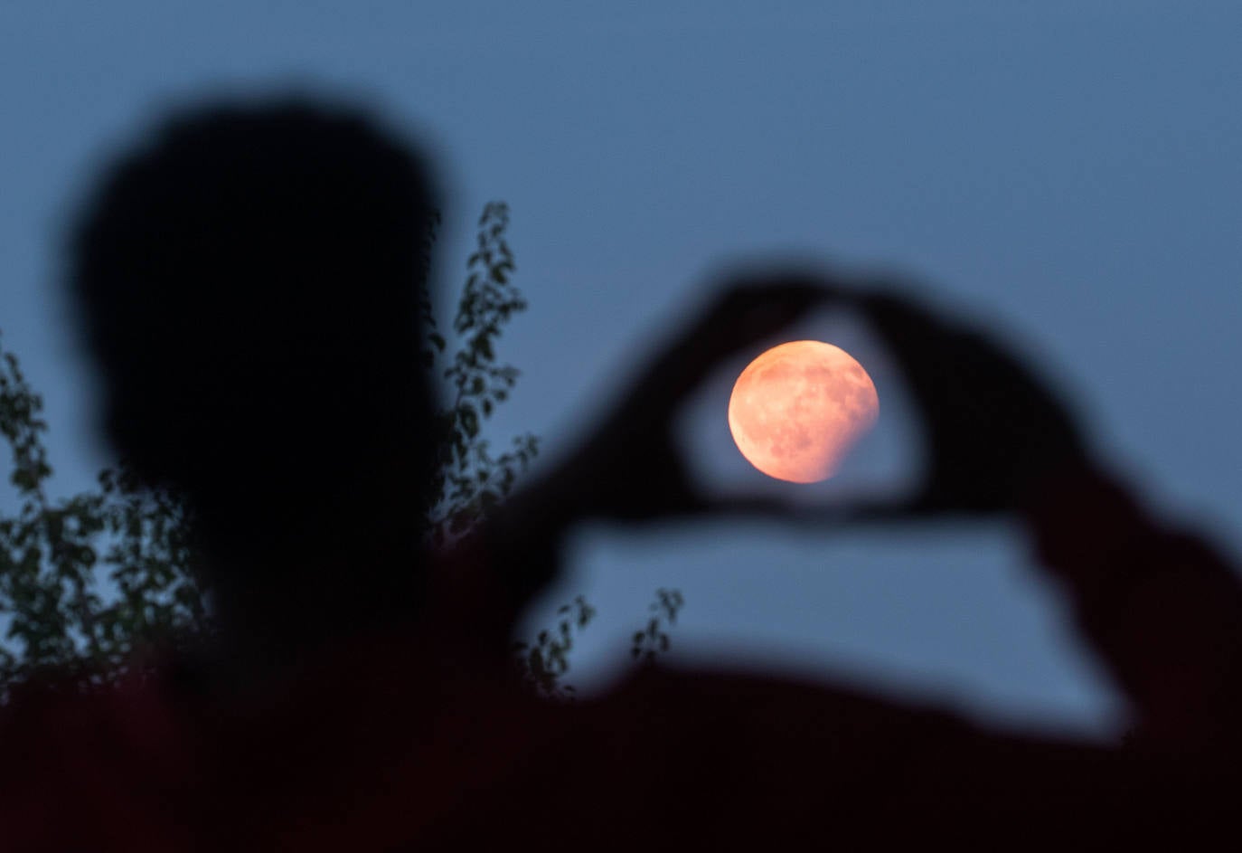 A diferencia de los eclipses lunares, los eclipses solares no se pueden observar a simple vista debido a la radiación emitida por el Sol 