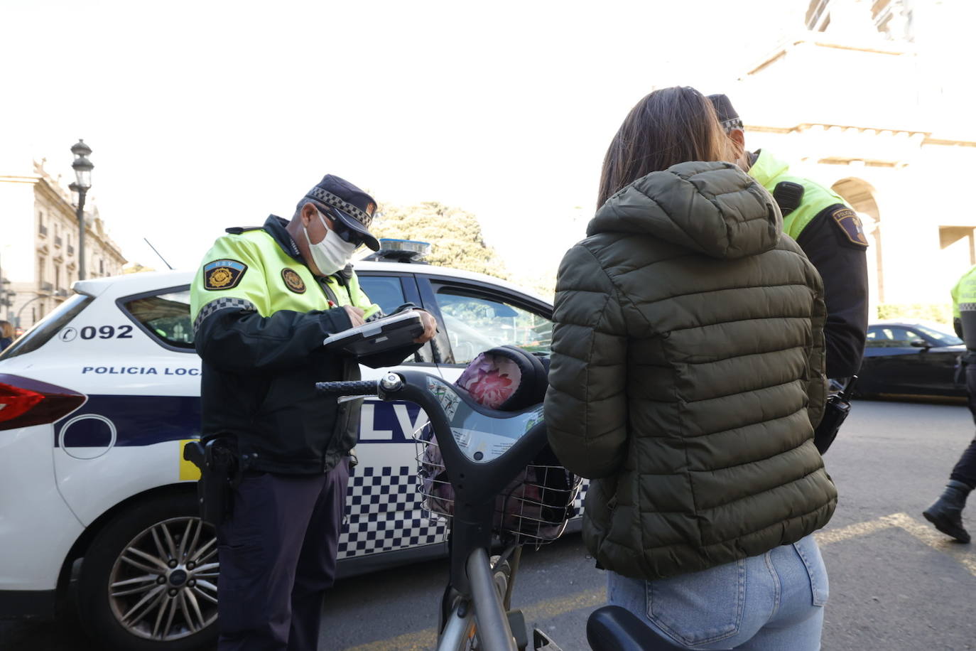 La Policía Local comienza una campaña para sancionar con multas de entre 60 y 1.000 euros a conductores de bicis y patinetes en Valencia